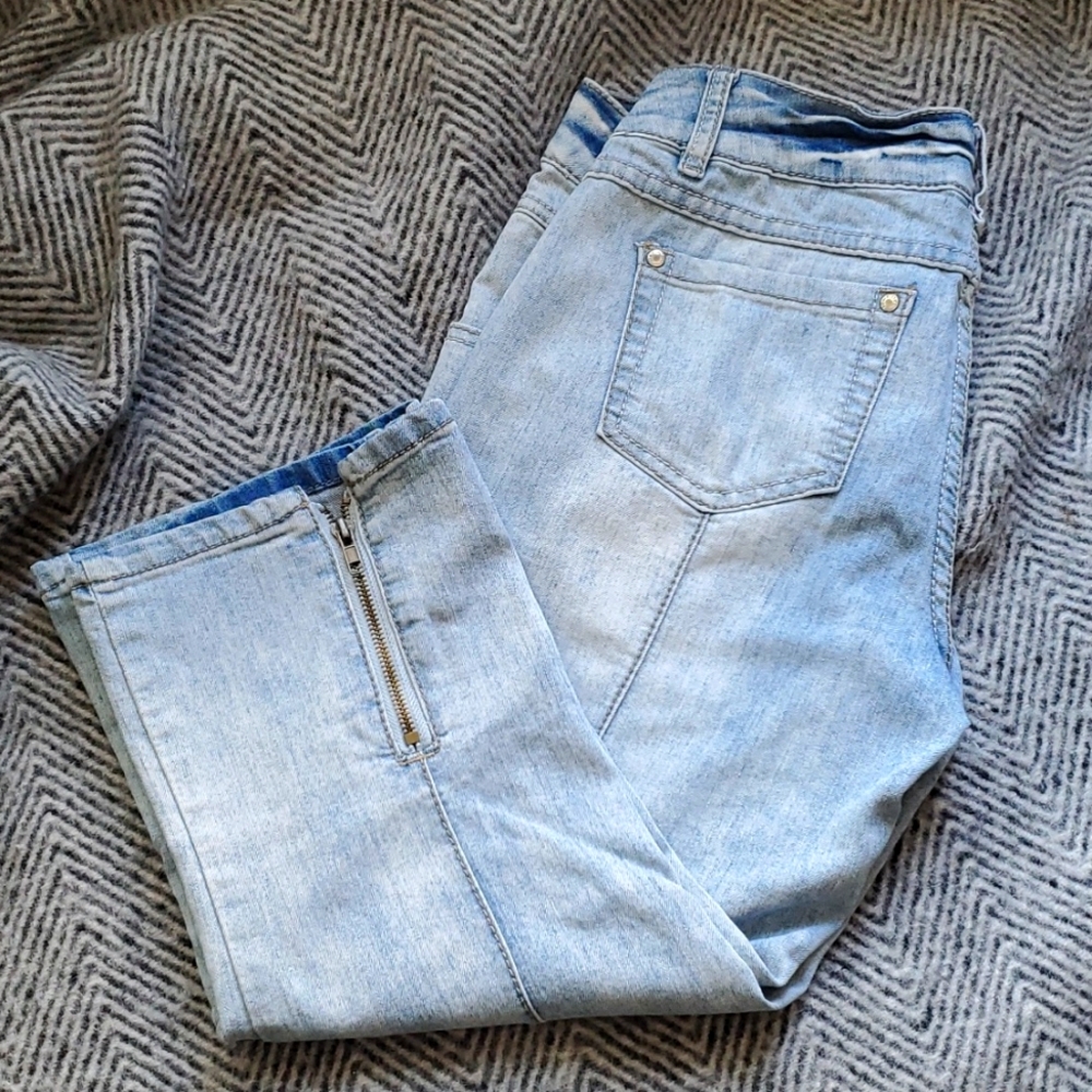 Rosie Light Wash Denim Capri Jeans – Stretch Fit – Size 5
